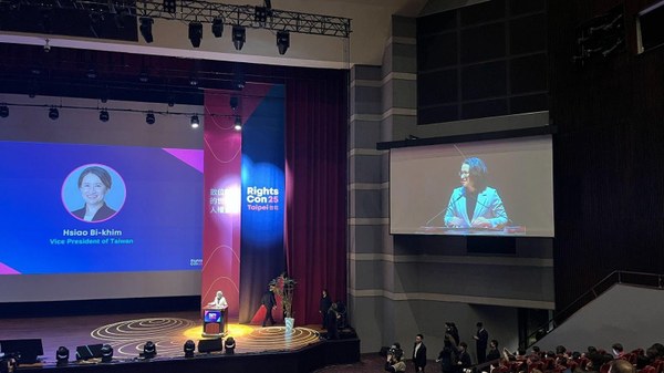 corina3.jpg An example of a hybrid session where a virtual speaker joined in through the screen